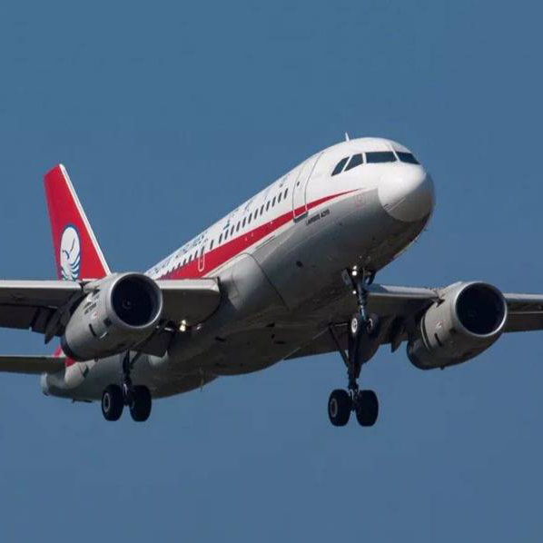 川航飞机挡风玻璃爆裂是因为螺丝不合适导致…